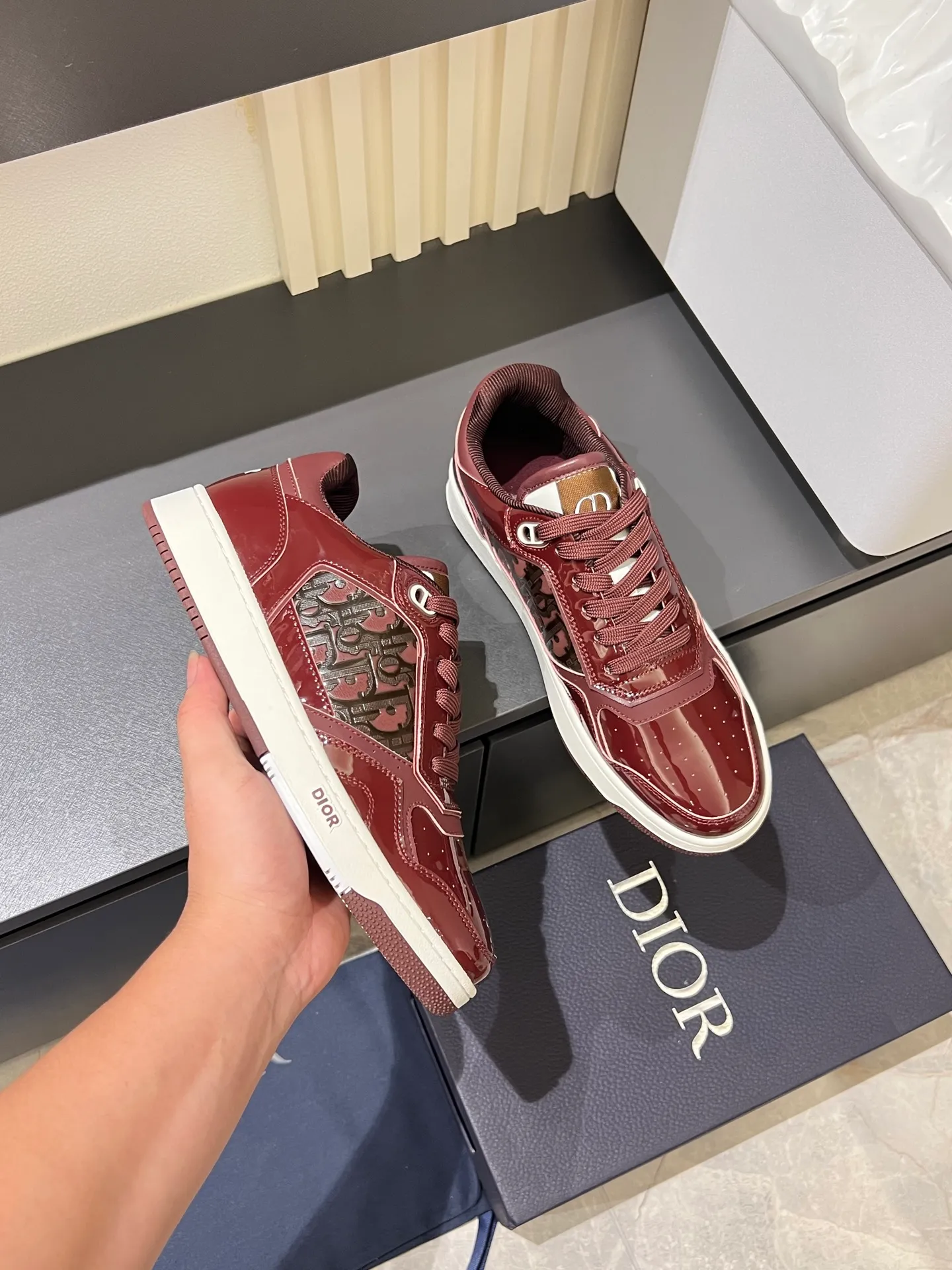 Men's shoes 💰p400 "Dio*" mid-top B27 casual sneakers. This B27 high-top sneaker is a new product in the series and continues Di*r's classic style. Crafted from gray and white smooth calf leather with beige and black Oblique print panels on the sides. The "CD Icon" shaped shoelace eyelets are clever and delicate, and the two-color rubber sole, rear collar and heel are all equipped with the brand's iconic details to enhance the style. Oblique printed straps at the ankle allow for an adjustable fit to complement the overall design. Fashionable and versatile, it can complement any look. Create an exquisite design with unique dynamic vitality and modern atmosphere, presented in low-top and high-top styles. This new must-have shoe adds a new dimension to Dior's archive heritage, embodying modern elegance. Purchase the original version and make it 1:1. If you need top quality, please come to me! Male 38-44!